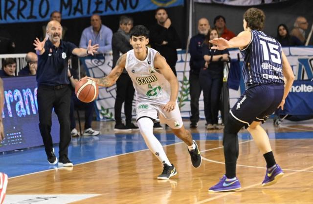 Pe�arol gan� una batalla y sigue vivo