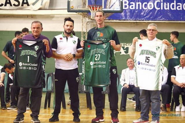 Atenas estren� su nueva camiseta con un triunfo