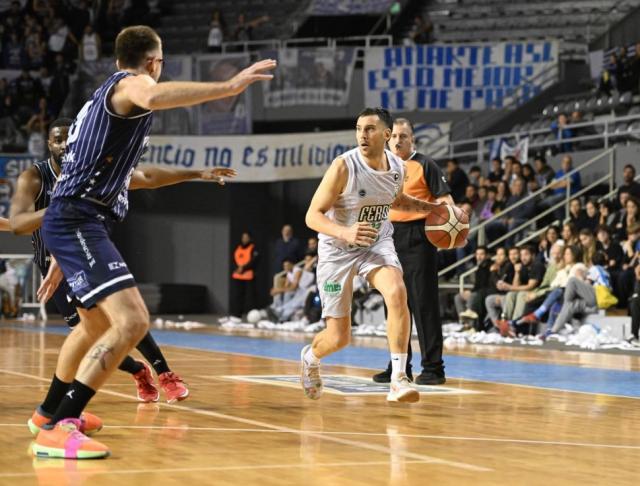Ferro gan� una batalla y se meti� en cuartos